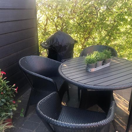 Nyistandsat Hojloftet Kaelderlejlighed Pa 70 M2 I Viborg Centrum, Med Plads Til 4 Personer Exteriér fotografie