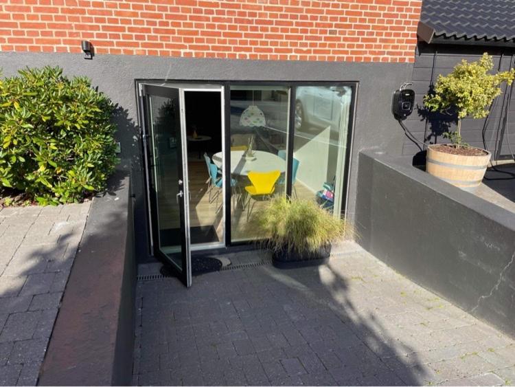 Nyistandsat Hojloftet Kaelderlejlighed Pa 70 M2 I Viborg Centrum, Med Plads Til 4 Personer Exteriér fotografie